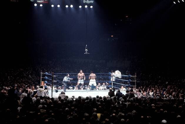 Muhammad Ali (li.) gegen Joe Frazier (beide USA) - PUBLICATION ONLY FOR GERMAN; SWISS; AUSTRIAN AND HUNGARIAN MEDIA (Icon5980045) Boxen Herren Boxsport 1974, Profiboxen, Schwergewicht Totale Madison Square Garden New York Masse, EDITORIAL USE ONLY