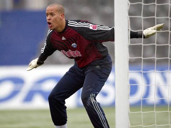 Torwart Stephan Loboue (Paderborn) in angespannter Erwartung Fußball Herren Regionalliga 2004 2005, 3. Liga, SC Paderborn Einzelbild Berlin Spannung,