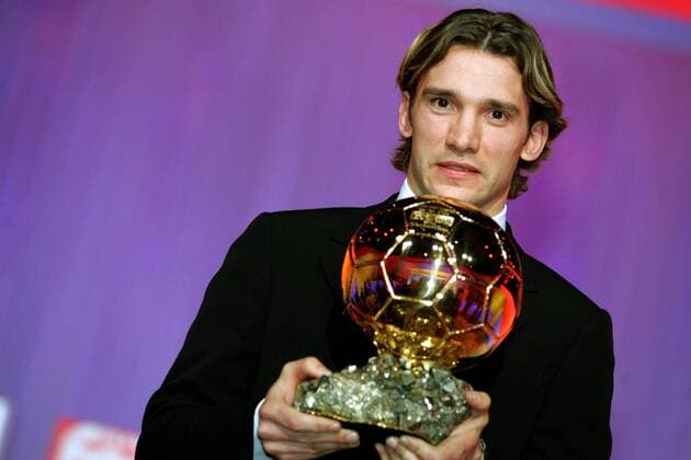 Europas Fußballer des Jahres Andriy Shevchenko (Milan) mit dem Goldenen Ball - PUBLISHING RIGHTS FOR GERMAN MEDIA ONLY Fußball Herren Serie A 2004 2005, 1. Italienische Liga, AC Mailand, Ehrung, Auszeichnung, Spielerehrung o0 dOr, Einzelbild pan7910 Paris  