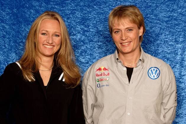 Andrea Mayer (Mitsubishi, li.) und Jutta Kleinschmidt (Volkswagen beide Deutschland) Motorsport Damen Shooting 2004, Fotoshooting, Fototermin Gruppe Mainz