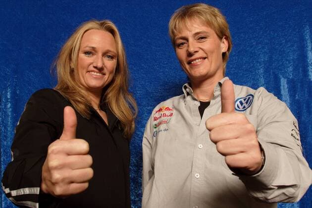 Andrea Mayer (Mitsubishi, li.) und Jutta Kleinschmidt (Volkswagen beide Deutschland) Motorsport Damen Shooting 2004, Fotoshooting, Fototermin Gruppe Mainz