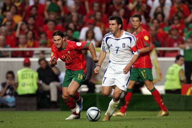 Fußball, EM Finale 2004 in Lissabon, Portugal - Griechenland 0:1 Theodoros Zagorakis (Griechenland, re.) gegen Maniche (Portugal) Fußball EM Herren Euro 2004, Europameisterschaft, Länderspiel, Nationalmannschaft, Nationalteam, Finale, Endspiel, Gruppe Lissabon Dynamik,