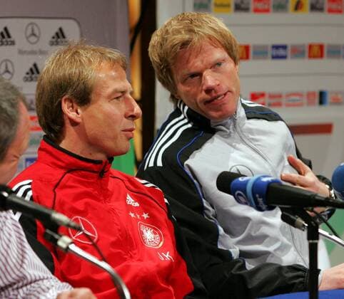 Bundestrainer Jürgen Klinsmann (li.) und Torwart Oliver Kahn (beide Deutschland) während der Pressekonferenz Fußball Herren Asienreise 2004, Asientour, Nationalmannschaft, Nationalteam, Pressekonferenz, PK, Pressetermin, Gruppe Länderspielreise Yokohama