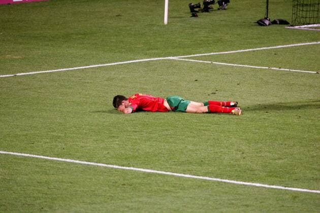 Cristiano Ronaldo (Portugal) liegt enttäuscht am Boden Fußball EM Herren Euro 2004, Europameisterschaft, Länderspiel, Nationalmannschaft, Nationalteam, Finale, Endspiel, Einzelbild Lissabon Enttäuschung, Verzweiflung,