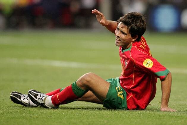 Deco (Portugal) sitzt verzweifelt am Boden Fußball EM Herren Euro 2004, Europameisterschaft, Länderspiel, Nationalmannschaft, Nationalteam, Finale, Endspiel, Einzelbild Lissabon Enttäuschung, Verzweiflung,