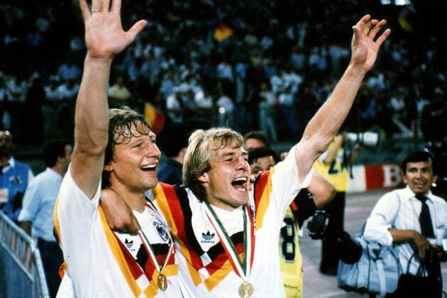 Guido Buchwald (li.) und Jürgen Klinsmann (beide BR Deutschland) feiern auf der Ehrenrunde den Weltmeistertitel - PUBLICATION FOR GERMAN, SWISS, AUSTRIAN AND HUNGARIAN MEDIA ONLY (Icon5476974) Fußball WM Herren Weltmeisterschaft 1990, Länderspiel, Finale, Endspiel, Nationalmannschaft, Nationalteam Gruppe Rom Glück, Begeisterung, Freude, EDITORIAL USE ONLY