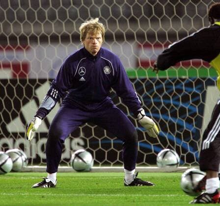 Torwart Oliver Kahn (Deutschland) fixiert angespannt den Ball Fußball Herren Asienreise 2004, Asientour, Nationalmannschaft, Nationalteam, Training, Vdig Einzelbild Asien, Länderspielreise Yokohama, Vorbereitung Konzentration,