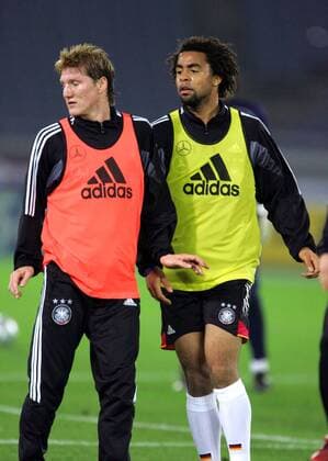 Patrick Owomoyela (re.) und Bastian Schweinsteiger (beide Deutschland) Fußball Herren Asienreise 2004, Asientour, Nationalmannschaft, Nationalteam, Training, Vdig Gruppe Asien, Länderspielreise Yokohama, Vorbereitung
