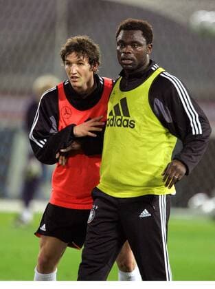 Gerald Asamoah (re.) gegen Christian Schulz (beide Deutschland) Fußball Herren Asienreise 2004, Asientour, Nationalmannschaft, Nationalteam, Training, Vdig Gruppe Asien, Länderspielreise Yokohama, Vorbereitung