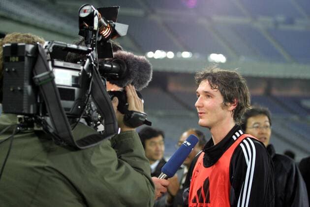 Christian Schulz (Deutschland) gibt ein Interview Fußball Herren Asienreise 2004, Asientour, Nationalmannschaft, Nationalteam, Training, Vdig Einzelbild Asien, Länderspielreise Yokohama, Vorbereitung