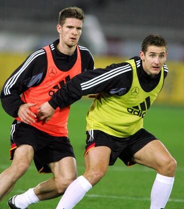 Miroslav Klose (re.) gegen Arne Friedrich (beide Deutschland) Fußball Herren Asienreise 2004, Asientour, Nationalmannschaft, Nationalteam, Training, Vdig Gruppe Asien, Länderspielreise Yokohama, Vorbereitung