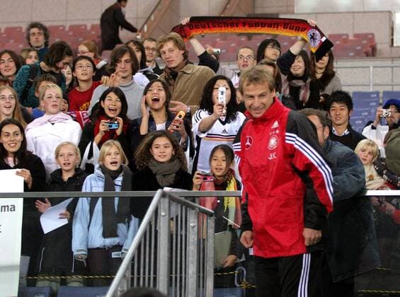 Bundestrainer Jürgen Klinsmann (Deutschland) wird von jungen japanischen Fans bejubelt Fußball Herren Asienreise 2004, Asientour, Nationalmannschaft, Nationalteam, Training, Vdig Totale Asien, Länderspielreise Yokohama, Vorbereitung