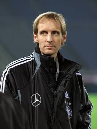 Sportpsychologe Dr. Hans Dieter Hermann (Deutschland) Fußball Herren Asienreise 2004, Asientour, Nationalmannschaft, Nationalteam, Training, Vdig Einzelbild Asien, Länderspielreise Yokohama, Vorbereitung