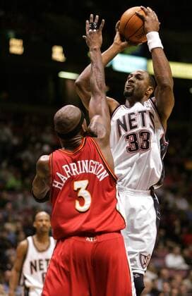Alonzo Mourning (New Jersey Nets, re.) - Korbwurf gegen Al Harrington (Atlanta Hawks) - PUBLICATION ONLY FOR GERMAN, SWISS, AUSTRIAN AND HUNGARIAN MEDIA (Icon7894866) Basketball Herren NBA Saison 2004 2005, New Jersey Nets - Atlanta Hawks 109:88 Gruppe New Jersey Dynamik, EDITORIAL USE ONLY