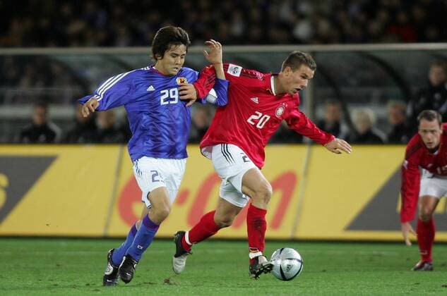 Lukas Podolski (Deutschland, re.) gegen Junichi Inamoto (Japan) - PUBLISHING RIGHTS FOR GERMAN MEDIA ONLY Fußball Länderspiel Herren Asienreise 2004, Asientour, Länderspiel, Nationalmannschaft, Nationalteam, Nationaltrikot Gruppe aflo0003 Yokohama Dynamik,