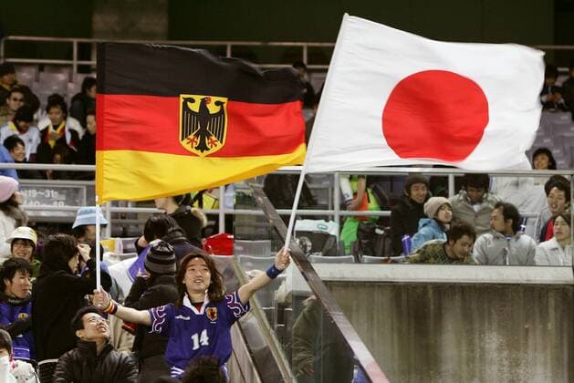 Völkerverständigung: Ein Japanischer Fan mit den Nationalflaggen Deutschlands und Japans - PUBLISHING RIGHTS FOR GERMAN MEDIA ONLY Fußball Länderspiel Herren Asienreise 2004, Asientour, Länderspiel, Nationalmannschaft, Nationalteam, Vdig Einzelbild aflo1040, höflich Yokohama