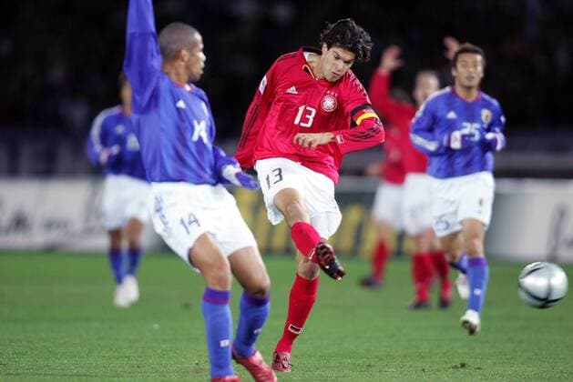 Michael Ballack (Deutschland) zieht ab - PUBLISHING RIGHTS FOR GERMAN MEDIA ONLY Fußball Länderspiel Herren Asienreise 2004, Asientour, Länderspiel, Nationalmannschaft, Nationalteam, Nationaltrikot, Vdig Einzelbild aflo1040 Yokohama Dynamik,
