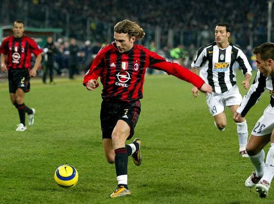 Andriy Shevchenko (Milan) am Ball Fußball Herren Serie A 2004 2005, 1. Italienische Liga, Juventus Turin - AC Mailand 0:0, Juve Einzelbild Turin Dynamik,