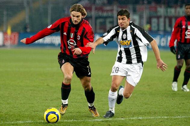 Andriy Shevchenko (Milan, li.) gegen Manuele Blasi (Juventus) Fußball Herren Serie A 2004 2005, 1. Italienische Liga, Juventus Turin - AC Mailand 0:0, Juve Gruppe Turin Dynamik,