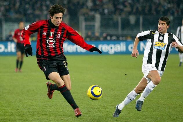 Kaka (Milan, li.) gegen Manuele Blasi (Juventus) Fußball Herren Serie A 2004 2005, 1. Italienische Liga, Juventus Turin - AC Mailand 0:0, Juve Gruppe Turin Dynamik,