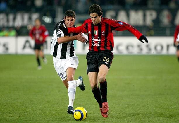 Kaka (Milan, re.) gegen Manuele Blasi (Juventus) Fußball Herren Serie A 2004 2005, 1. Italienische Liga, Juventus Turin - AC Mailand 0:0, Juve Gruppe Turin Dynamik,