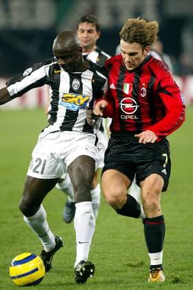 Andriy Shevchenko (Milan, re.) gegen Lilian Thuram (Juventus) Fußball Herren Serie A 2004 2005, 1. Italienische Liga, Juventus Turin - AC Mailand 0:0, Juve Gruppe Turin Dynamik,