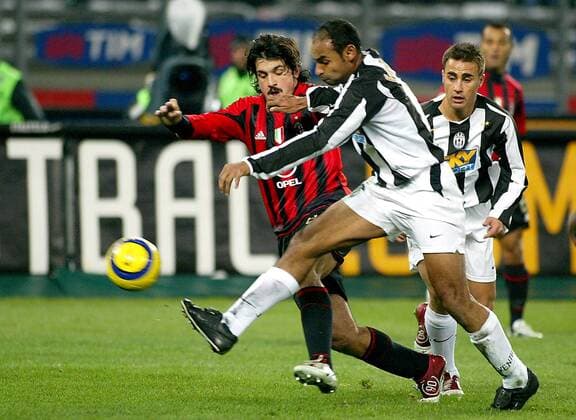 Emerson (Juventus, Mitte) zieht ab, daneben Gennaro Gattuso (Milan, li.) und Fabio Cannavaro (Juventus) Fußball Herren Serie A 2004 2005, 1. Italienische Liga, Juventus Turin - AC Mailand 0:0, Juve Gruppe Turin Dynamik,