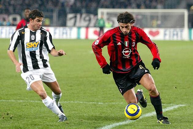Kakha Kaladze (Milan) am Ball, li. Manuele Blasi (Juventus) Fußball Herren Serie A 2004 2005, 1. Italienische Liga, Juventus Turin - AC Mailand 0:0, Juve Gruppe Turin Dynamik,