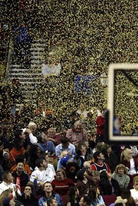 Sterntaler: Goldregen prasselt auf die Portland Fans nieder - PUBLICATION ONLY FOR GERMAN, SWISS, AUSTRIAN AND HUNGARIAN MEDIA (Icon7197988) Basketball Herren NBA 2004 2005, Portland Trail Blazers Totale Trailblazers Portland EDITORIAL USE ONLY