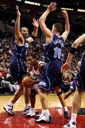 Damon Stoudamire (Portland Trail Blazers, Mitte) taucht durch die Lücke zwischen Matt Harpring (re.) und Carlos Boozer (beide Utah Jazz) - PUBLICATION ONLY FOR GERMAN, SWISS, AUSTRIAN AND HUNGARIAN MEDIA (Icon7198005) Basketball Herren NBA 2004 2005, Portland Trail Blazers - Utah Jazz 98:88 Gruppe Trailblazers Portland Dynamik, EDITORIAL USE ONLY