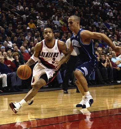 Damon Stoudamire (Portland Trail Blazers, li.) gegen Carlos Arroyo (Utah Jazz) - PUBLICATION ONLY FOR GERMAN, SWISS, AUSTRIAN AND HUNGARIAN MEDIA (Icon7197984) Basketball Herren NBA 2004 2005, Portland Trail Blazers - Utah Jazz 98:88 Gruppe Trailblazers Portland Dynamik, EDITORIAL USE ONLY