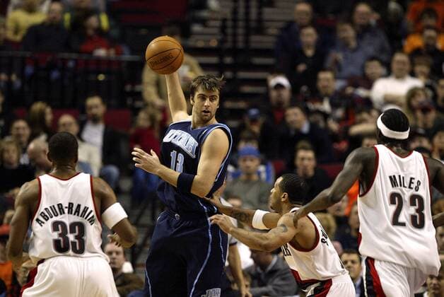 Mehmet Okur (Utah Jazz, Mitte) gegen Damon Stoudamire (2.v.re.), beobachtet von Miles (re.) und Abdur Rahim (alle Portland Trail Blazers) - PUBLICATION ONLY FOR GERMAN, SWISS, AUSTRIAN AND HUNGARIAN MEDIA (Icon7197987) Basketball Herren NBA 2004 2005, Portland Trail Blazers - Utah Jazz 98:88 Gruppe Trailblazers Portland Dynamik, EDITORIAL USE ONLY