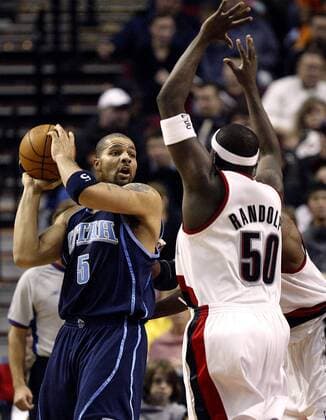 Carlos Boozer (Utah Jazz, li.) gegen Zach Randolph (Portland Trail Blazers) - PUBLICATION ONLY FOR GERMAN, SWISS, AUSTRIAN AND HUNGARIAN MEDIA (Icon7197989) Basketball Herren NBA 2004 2005, Portland Trail Blazers - Utah Jazz 98:88 Gruppe Trailblazers Portland EDITORIAL USE ONLY