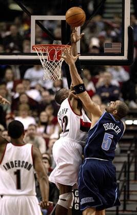 Carlos Boozer (Utah Jazz, re.) gegen Theo Ratliff (Portland Trail Blazers) - PUBLICATION ONLY FOR GERMAN, SWISS, AUSTRIAN AND HUNGARIAN MEDIA (Icon7197990) Basketball Herren NBA 2004 2005, Portland Trail Blazers - Utah Jazz 98:88 Gruppe Trailblazers Portland Dynamik, EDITORIAL USE ONLY