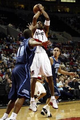 Derek Anderson (Portland Trail Blazers, re.) gegen Raja Bell (Utah Jazz) - PUBLICATION ONLY FOR GERMAN, SWISS, AUSTRIAN AND HUNGARIAN MEDIA (Icon7197996) Basketball Herren NBA 2004 2005, Portland Trail Blazers - Utah Jazz 98:88 Gruppe Trailblazers Portland EDITORIAL USE ONLY