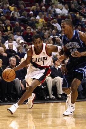 Derek Anderson (Portland Trail Blazers, li.) gegen Raja Bell (Utah Jazz) - PUBLICATION ONLY FOR GERMAN, SWISS, AUSTRIAN AND HUNGARIAN MEDIA (Icon7198000) Basketball Herren NBA 2004 2005, Portland Trail Blazers - Utah Jazz 98:88 Gruppe Trailblazers Portland Dynamik, EDITORIAL USE ONLY