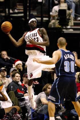 Darius Miles (Portland Trail Blazers) am Ball - PUBLICATION ONLY FOR GERMAN, SWISS, AUSTRIAN AND HUNGARIAN MEDIA (Icon7198019) Basketball Herren NBA 2004 2005, Portland Trail Blazers - Utah Jazz 98:88 Gruppe Trailblazers Portland EDITORIAL USE ONLY
