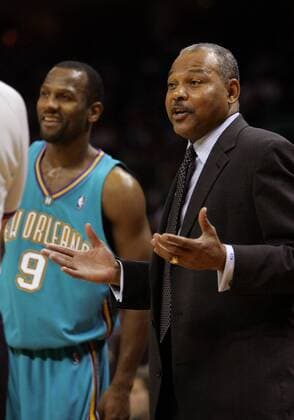 Trainer Bernie Bickerstaff (Charlotte Bobcats) ratlos - PUBLICATION ONLY FOR GERMAN, SWISS, AUSTRIAN AND HUNGARIAN MEDIA (Icon4090163) Basketball Herren NBA 2004 2005, Einzelbild Charlotte EDITORIAL USE ONLY