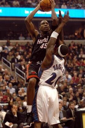 Rasual Butler (Miami Heat, li.) gegen Larry Hughes (Washington Wizards) - PUBLICATION ONLY FOR GERMAN, SWISS, AUSTRIAN AND HUNGARIAN MEDIA (Icon74910270) Basketball Herren NBA 2004 2005, Washington Wizards - Miami Heat 93:98 Gruppe Washington Dynamik, EDITORIAL USE ONLY