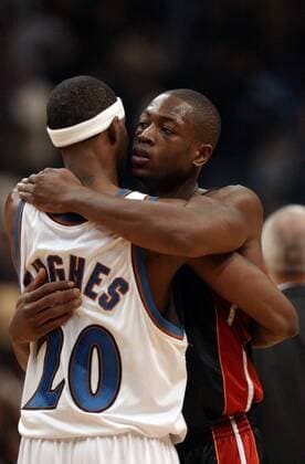 Dwyane Wade (Miami Heat, re.) umarmt Larry Hughes (Washington Wizards) - PUBLICATION ONLY FOR GERMAN, SWISS, AUSTRIAN AND HUNGARIAN MEDIA (Icon74910275) Basketball Herren NBA 2004 2005, Washington Wizards - Miami Heat 93:98 Gruppe Washington EDITORIAL USE ONLY