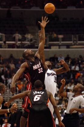 Shaquille O Neal (Miami Heat, li.) gegen Brendan Haywood (Washington Wizards) - Tip Off - PUBLICATION ONLY FOR GERMAN, SWISS, AUSTRIAN AND HUNGARIAN MEDIA (Icon74910279) Basketball Herren NBA 2004 2005, Washington Wizards - Miami Heat 93:98 Gruppe Washington Dynamik, Kampf, Höhe, EDITORIAL USE ONLY