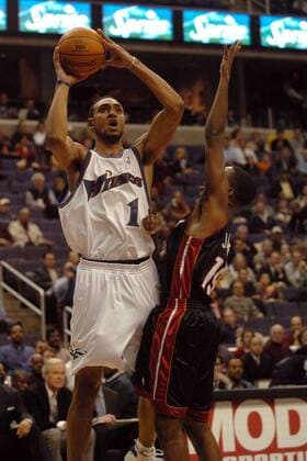 Jared Jeffries (Washington Wizards, li.) gegen Damon Jones (Miami Heat) - PUBLICATION ONLY FOR GERMAN, SWISS, AUSTRIAN AND HUNGARIAN MEDIA (Icon74910286) Basketball Herren NBA 2004 2005, Washington Wizards - Miami Heat 93:98 Gruppe Washington Dynamik, EDITORIAL USE ONLY