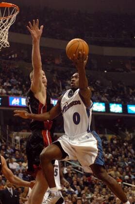 Gilbert Arenas (Washington Wizards, re.) gegen Michael Doleac (Miami Heat) - PUBLICATION ONLY FOR GERMAN, SWISS, AUSTRIAN AND HUNGARIAN MEDIA (Icon74910288) Basketball Herren NBA 2004 2005, Washington Wizards - Miami Heat 93:98 Gruppe Washington Dynamik, EDITORIAL USE ONLY