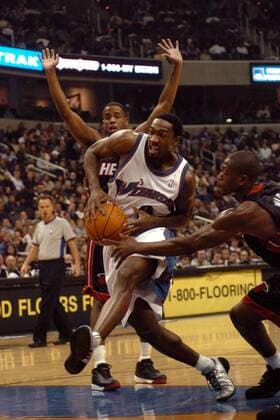 Gilbert Arenas (Washington Wizards, Mitte) setzt sich durch - PUBLICATION ONLY FOR GERMAN, SWISS, AUSTRIAN AND HUNGARIAN MEDIA (Icon74910289) Basketball Herren NBA 2004 2005, Washington Wizards - Miami Heat 93:98 Gruppe Washington Dynamik, EDITORIAL USE ONLY