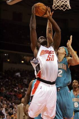 Emeka Okafor (Charlotte Bobcats, li.) gegen Chris Andersen (New Orleans Hornets) - PUBLICATION ONLY FOR GERMAN, SWISS, AUSTRIAN AND HUNGARIAN MEDIA (Icon4090159) Basketball Herren NBA 2004 2005, Charlotte Bobcats - New Orleans Hornets 94:93, Vdig Gruppe Charlotte Dynamik, EDITORIAL USE ONLY