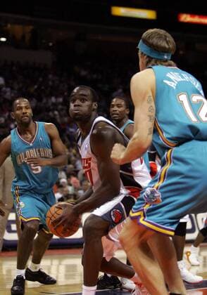 Emeka Okafor (Charlotte Bobcats, li.) gegen Chris Andersen (New Orleans Hornets) - PUBLICATION ONLY FOR GERMAN, SWISS, AUSTRIAN AND HUNGARIAN MEDIA (Icon4090160) Basketball Herren NBA 2004 2005, Charlotte Bobcats - New Orleans Hornets 94:93, Vdig Gruppe Charlotte Dynamik, EDITORIAL USE ONLY