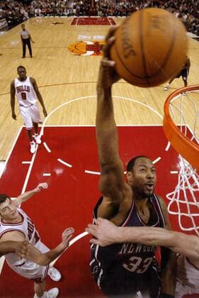 Alonzo Mourning (New Jersey Nets, re.) - Dunking - PUBLICATION ONLY FOR GERMAN, SWISS, AUSTRIAN AND HUNGARIAN MEDIA (Icon9361617) Basketball Herren NBA 2004 2005, Chicago Bulls - New Jersey Nets 106:111 n.V. Gruppe Chicago EDITORIAL USE ONLY