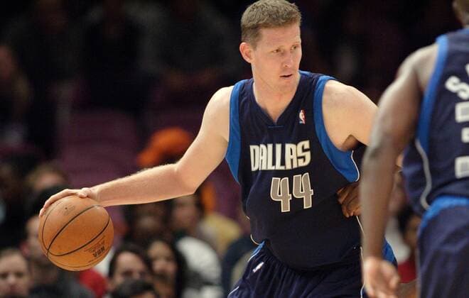 Shawn Bradley (Dallas Mavericks) am Ball - PUBLICATION ONLY FOR GERMAN, SWISS, AUSTRIAN AND HUNGARIAN MEDIA (Icon4220360) Basketball Herren NBA Preseason 2004 2005, Vorbereitung, Saisonvorbereitung, Test, Testspiel, Dallas Mavericks, Mavs Einzelbild New York EDITORIAL USE ONLY