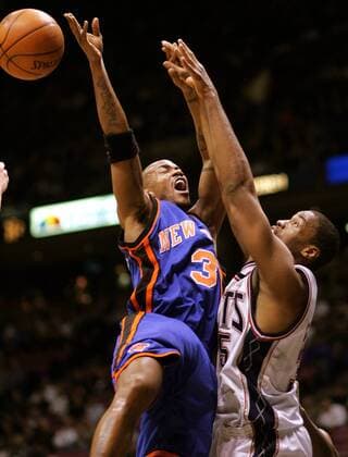 Stephon Marbury (New York Knicks, li.) gegen Jason Collins (New Jersey Nets) - PUBLICATION ONLY FOR GERMAN, SWISS, AUSTRIAN AND HUNGARIAN MEDIA (Icon7894905) Basketball Herren NBA 2004 2005, New Jersey Nets - New York Knicks 79:87 Gruppe East Rutherford Dynamik, Kampf, EDITORIAL USE ONLY