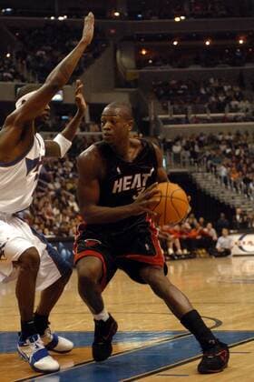 Dwyane Wade (Miami Heat, re.) gegen Larry Hughes (Washington Wizards) - PUBLICATION FOR GERMAN, SWISS, AUSTRIAN AND HUNGARIAN MEDIA ONLY (Icon74910276) Basketball Herren NBA 2004 2005, Washington Wizards - Miami Heat 93:98, Vdig Gruppe Washington EDITORIAL USE ONLY
